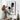 donna che appende un quadro