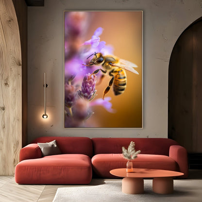 Včela medzi okvetnými lístkami